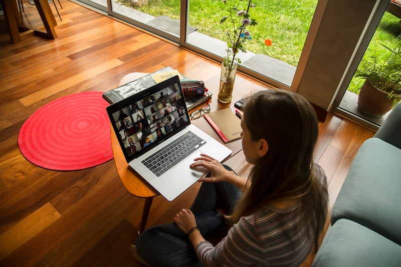 mujer joven llevando un curso online en casa